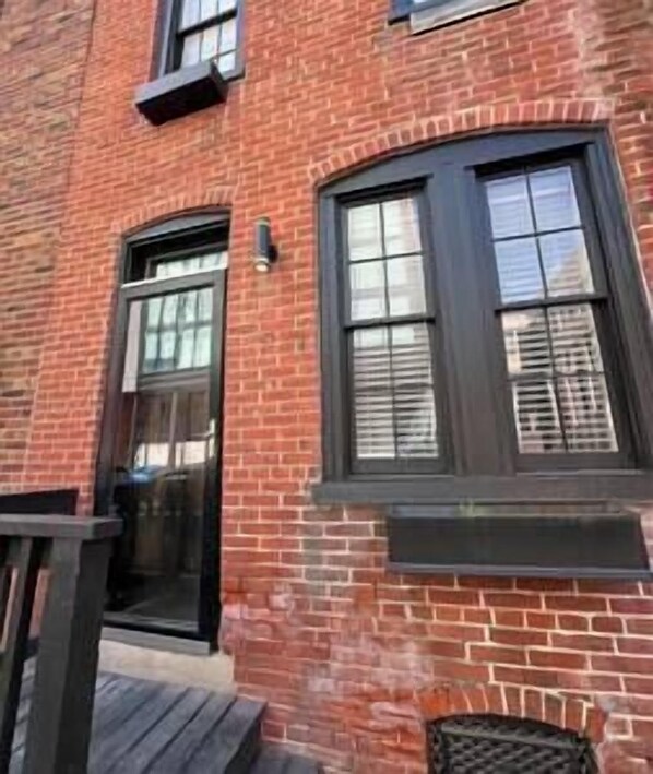 Exterior detail - THE CONESTOGA HOUSE - THEATER & BUSINESS DISTRICT (Lancaster)