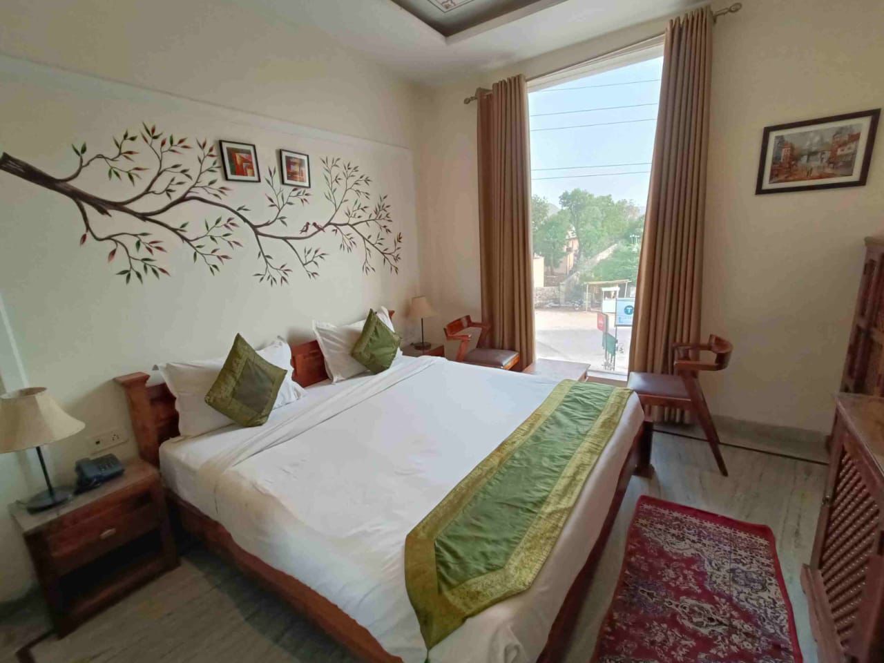 エグゼクティブ ルーム | デスク、ノートパソコン用作業スペース、WiFi (無料)、ベッドシーツ