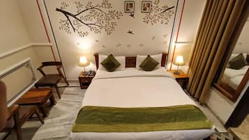 Executive Room | Desk, laptop workspace, free WiFi, bed sheets