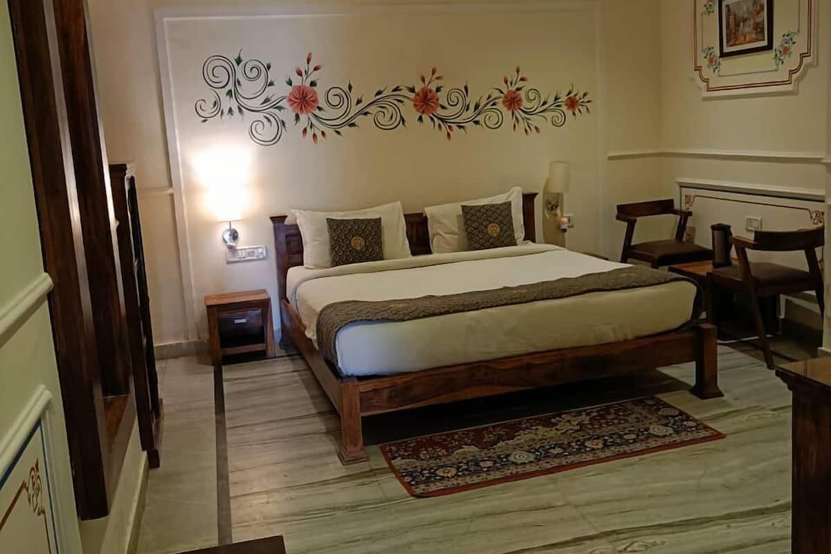 Desk, laptop workspace, free WiFi, bed sheets