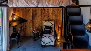A cozy attic bedroom with a bunk bed, a desk, and a reading chair. - Kooteja Anton Valley ËRA (Los Llanitos)