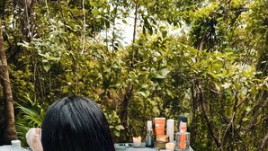 A person relaxing in a hot tub surrounded by candles and surrounded by greenery. - Kooteja Anton Valley ËRA (Los Llanitos)