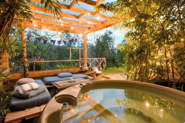Outdoor spa tub - Stella a Luxury vintage airstream #HighlandSpaces (Aberfeldy)