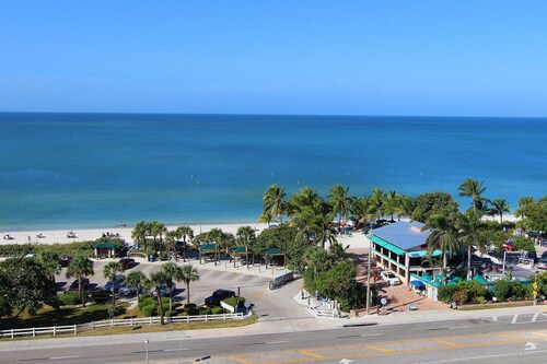 Chic 1-bedroom condo steps to Bonita Beach. Free in suite WiFi & AC.  POOLS OPEN