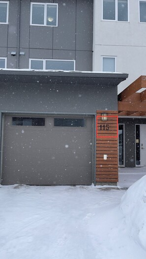 Exterior - Cozy townhouse with Spacious Bedroom and Private Bathroom in South Winnipeg (Winnipeg)