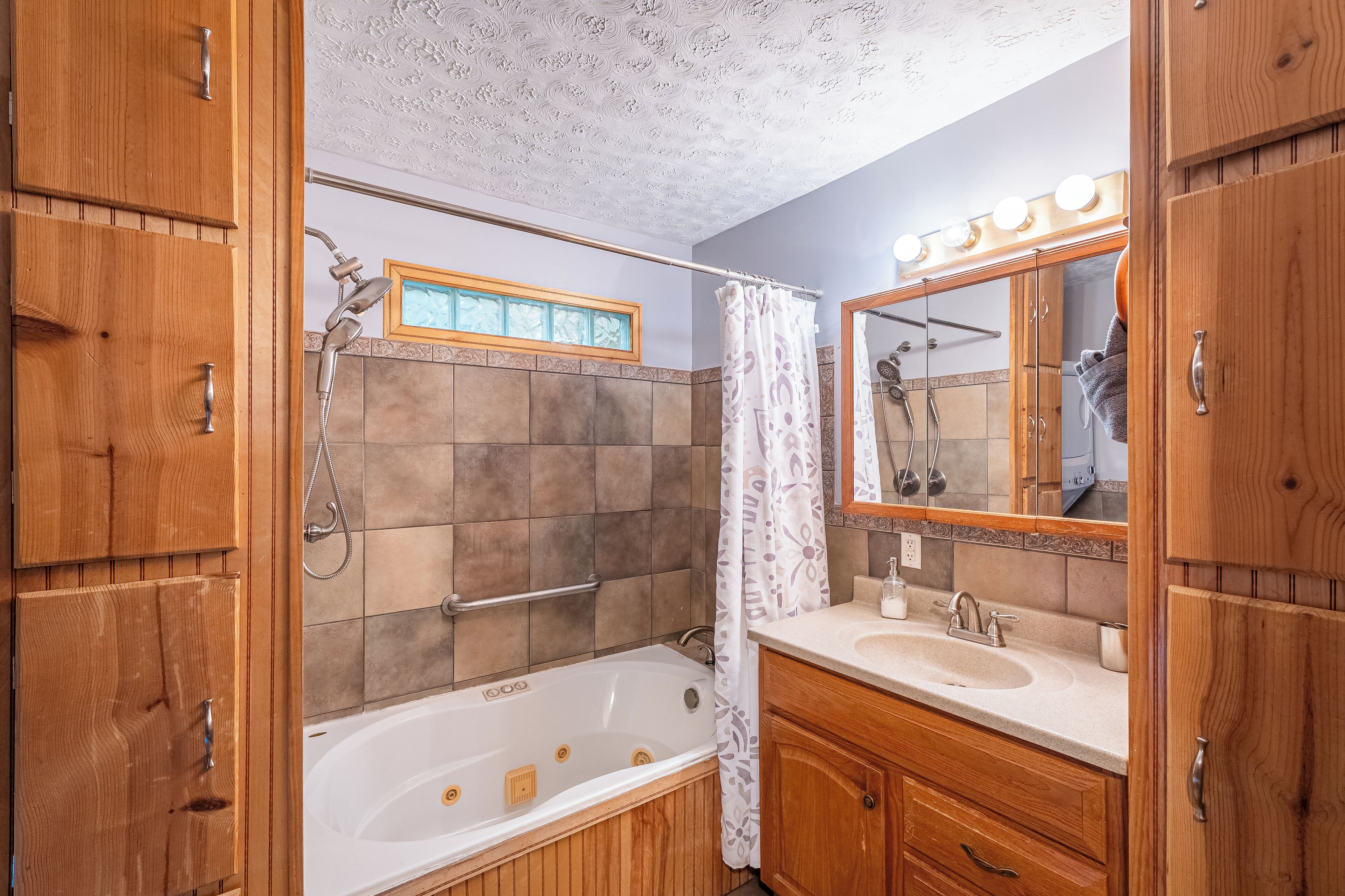 Jetted tub, hair dryer, towels, shampoo