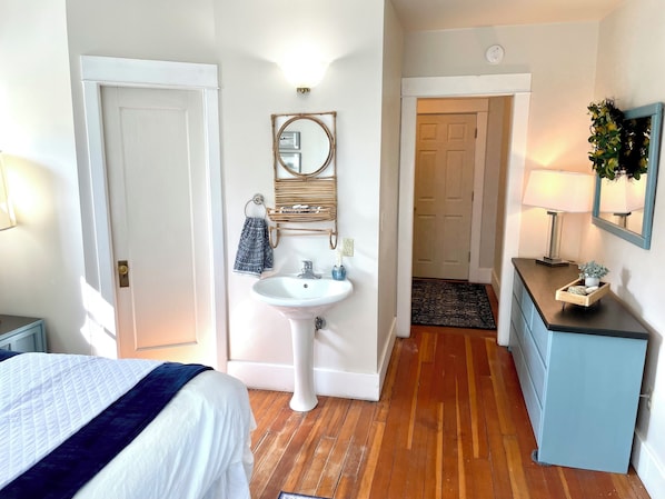 4 bedrooms, iron/ironing board, travel cot, WiFi