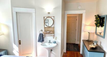 Charming Historic cottage close to downtown Fairbanks