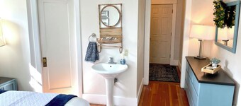 Charming Historic cottage close to downtown Fairbanks