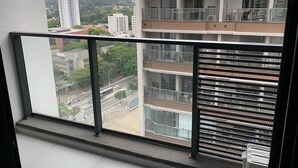 A balcony with a view of a cityscape, including buildings and a road. - Get a Flat 1905 - Brooklin (São Paulo)