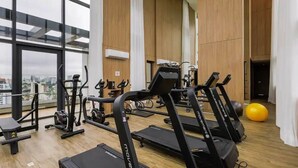 A gym with treadmills, elliptical machines, and a yellow exercise ball. - Get a Flat 1905 - Brooklin (São Paulo)