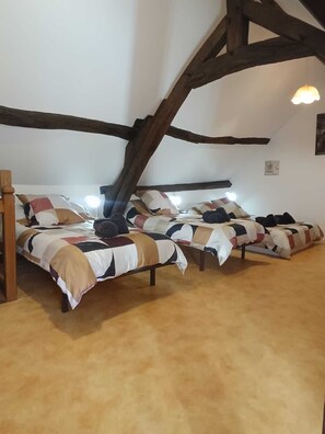 1 habitación, tabla de planchar con plancha, cuna de viaje y wifi