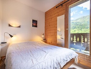 8 bedrooms, WiFi, bed sheets