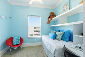 5 chambres, fer et planche à repasser, lit de bébé portatif