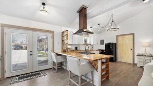 Studio Suite Cao cấp, 1 giường cỡ king, trang thiết bị hỗ trợ người có khó khăn khi di chuyển | Bếp riêng | Ghế cao cho trẻ em, dụng cụ nấu nướng/bát dĩa/dao nĩa 