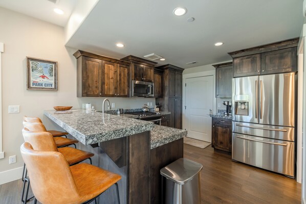 Fridge, microwave, oven, stovetop - Parks Edge Ski Oasis - 10 minutes to town with gym, hot tub, and pool (Kamas)