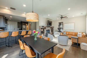 Interior - Parks Edge Ski Oasis - 10 minutes to town with gym, hot tub, and pool (Kamas)