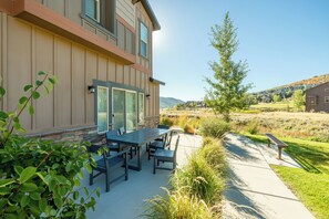Outdoor dining - Parks Edge Ski Oasis - 10 minutes to town with gym, hot tub, and pool (Kamas)