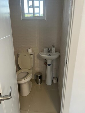 Dusch, handdukar, tvål och schampo