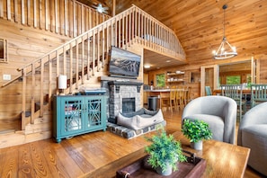 Smart TV, fireplace, video games, books - Private dog-friendly lodge with hot tub, mountain views, and fenced-in yard (Bethel)