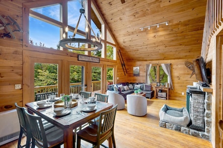 Smart TV, fireplace, video games, music library. Private dog-friendly lodge with hot tub, mountain views, and fenced-in yard