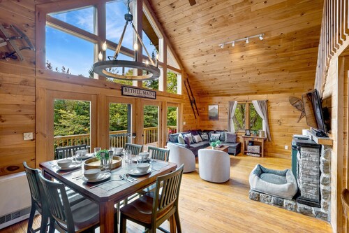 Private dog-friendly lodge with hot tub, mountain views, and fenced-in yard