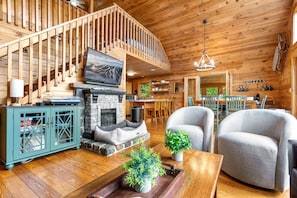 Smart TV, fireplace, video games, books - Private dog-friendly lodge with hot tub, mountain views, and fenced-in yard (Bethel)