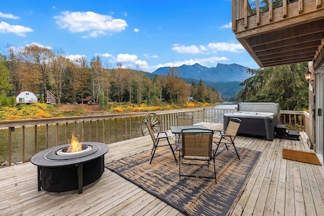 Outdoor dining. Riverside Retreat Hot Tub Sauna Yards Firepits Gazebo and Stunning Views. + Pets