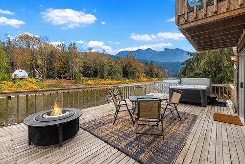 Riverside Retreat Hot Tub Sauna Yards Firepits Gazebo and Stunning Views. + Pets