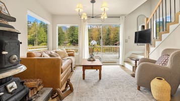 Smart TV, fireplace, stereo