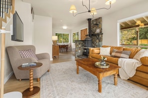 Smart TV, fireplace, stereo