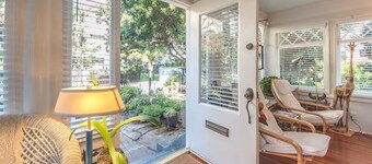 Vintage Cottage steps from Venice Beach