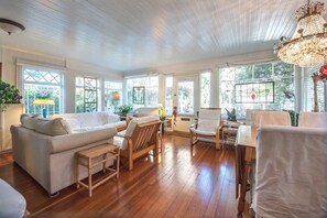 Smart TV, books, video library, printers - Vintage Cottage steps from Venice Beach (Los Angeles)