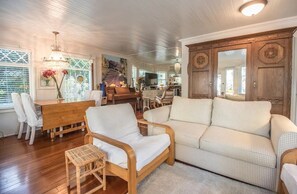 Smart TV, books, video library, printers - Vintage Cottage steps from Venice Beach (Los Angeles)