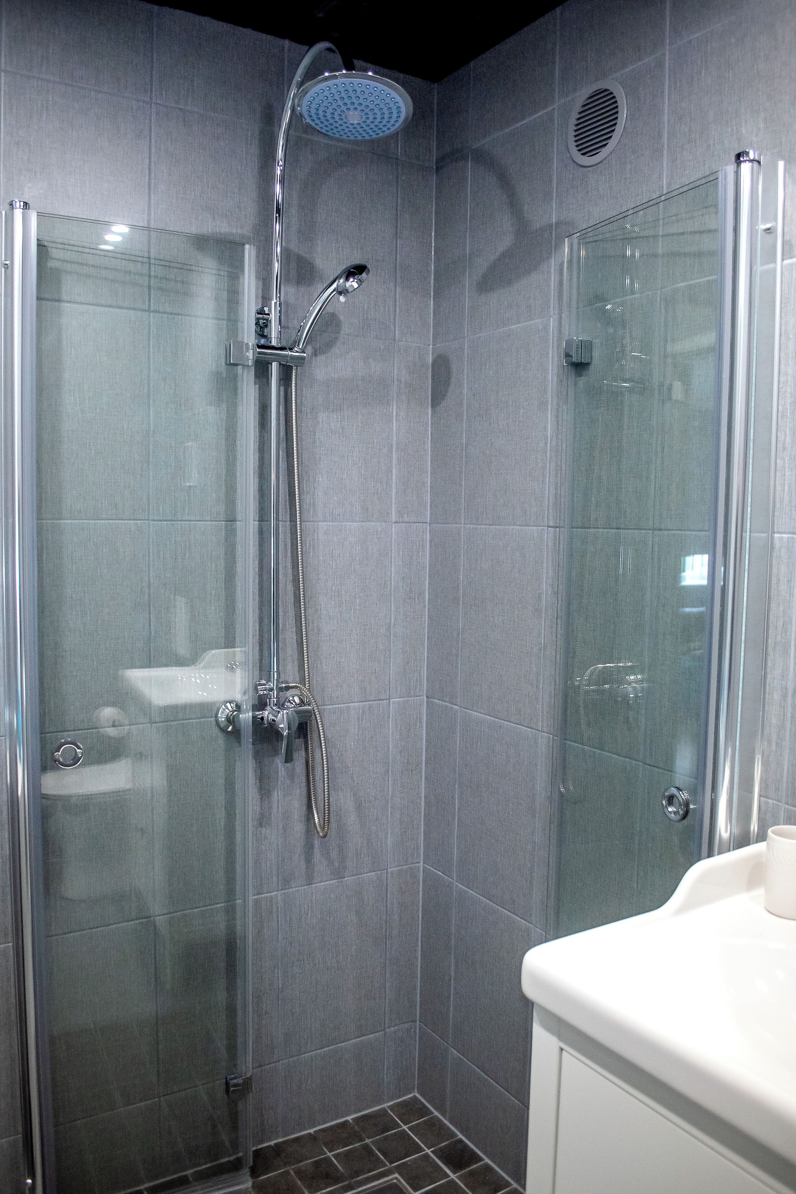 Secadora de cabello, toallas, jabón, papel de baño 