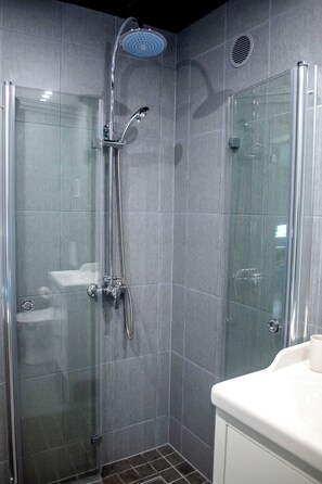 Hair dryer, towels, soap, toilet paper - Roosi Apartment in Haapsalu centrum, 10 min walk to old town, free parking! (Haapsalu)