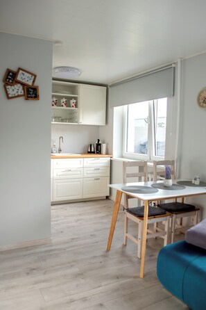 Dining - Roosi Apartment in Haapsalu centrum, 10 min walk to old town, free parking! (Haapsalu)