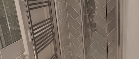 Douche, sĂšche-cheveux, serviettes fournies, savon