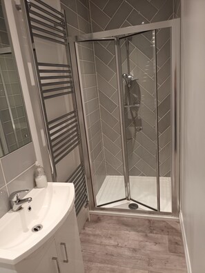 Shower, hair dryer, towels, soap - Fabulous Flat in Felixstowe (Felixstowe)