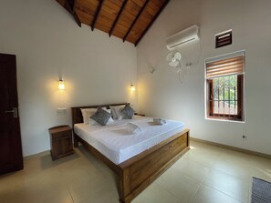 Standard Double Room | Bathroom | Shower, rainfall showerhead, free toiletries, hair dryer - Cenreeza Airport Villa (Negombo)
