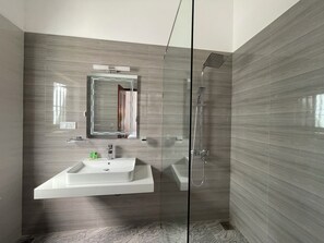 Economy Double Room | Bathroom | Shower, rainfall showerhead, free toiletries, hair dryer - Cenreeza Airport Villa (Negombo)