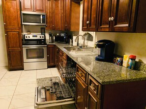 冷蔵庫、電子レンジ、オーブン、コンロ