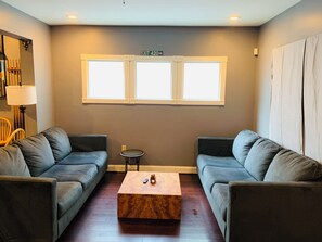 Smart TV - Cozy open floor plan (Louisville)