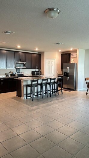 Microondas, horno, placa de cocina y lavavajillas