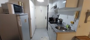 Kühlschrank, Mikrowelle, Wasserkocher mit Kaffee-/Teezubehör, Toaster