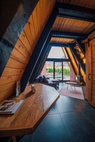 1 habitación, escritorio y espacio para trabajar con laptop 
