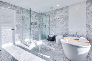 Shower, towels, soap, shampoo - Dream Vacation Home in Saint-Jerome (Saint-Jérôme)