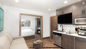 2 makuuhuonetta, tallelokero huoneessa, työpöytä, silitysrauta/-lauta