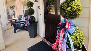A front porch with a dark brown door, a black mailbox, and a number '59' on the wall. -     Freshly Remodeled Oxford Retreat 1 Mile to Ole Miss & The Square (Oxford)