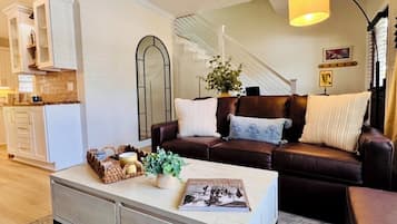Smart TV, fireplace, books, stereo